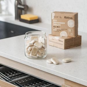 Oppvasktabletter og oppvasksåpe uten plast, skadelige kjemikalier, med miljøvennlige og effektive ingredienser.