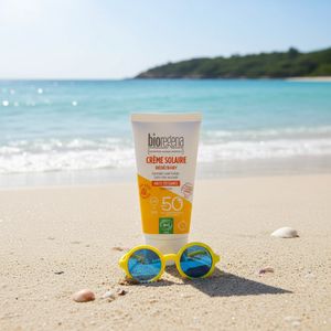 Naturlig solkrem med fysisk og mineralsk UV-filter, uten hormonforstyrrende stoffer og syntetisk parfyme.